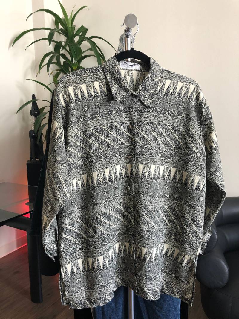 Vintage 1990's Sandra Triangle Print Button Up von DPSvintage