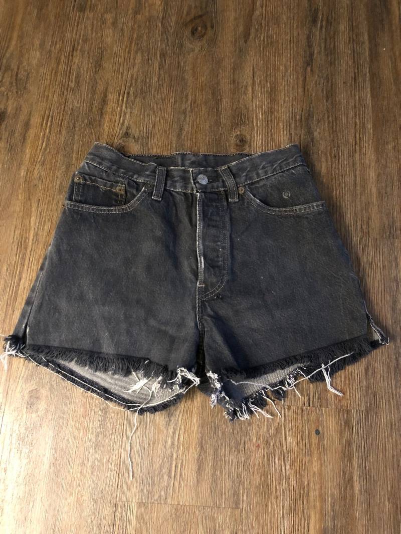Vintage Hoch Taillierte Levi Button Up Schwarz Jeans Cutoff Shorts von DPSvintage