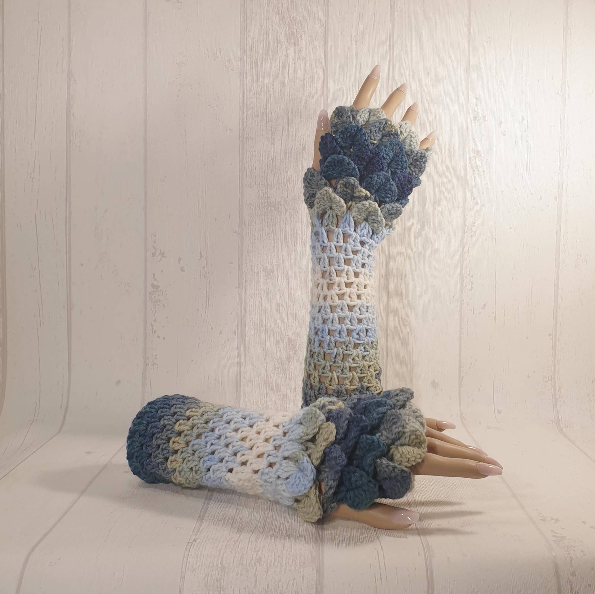 Dragonscales Crochet Handstulpen, Hand Warmers „The Blue Shade Colored"(17 Handmade By Mimi von DRAGONSCALESbyMIMI