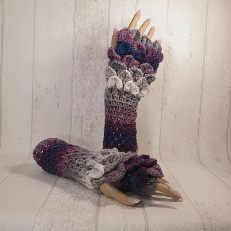 Dragonscales Crochet Handstulpen, Hand Warmers „The Grey With Purple Colored"(1 Made By Mimi Dragonscales Crochet Handstulpen, Hand Warmers „The Grey With Purple Colored"(1 Made By Mimi von DRAGONSCALESbyMIMI