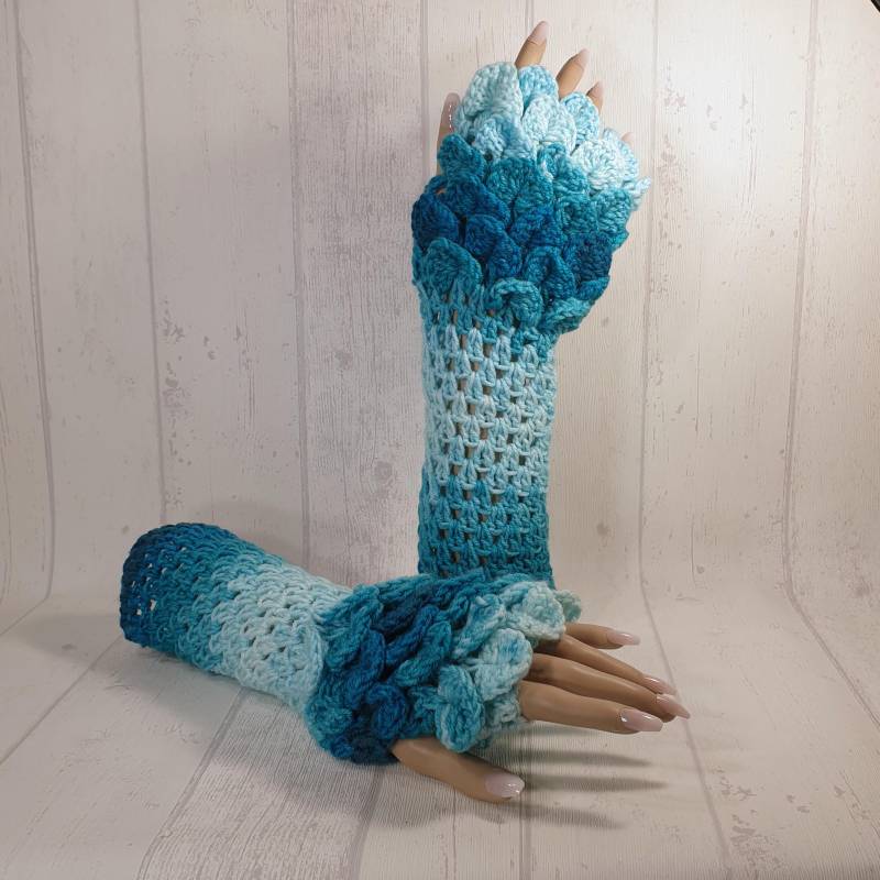 Dragonscales Crochet Handstulpen, Hand Warmers „The Turquoise Colored"(11 Handmade By Mimi von DRAGONSCALESbyMIMI