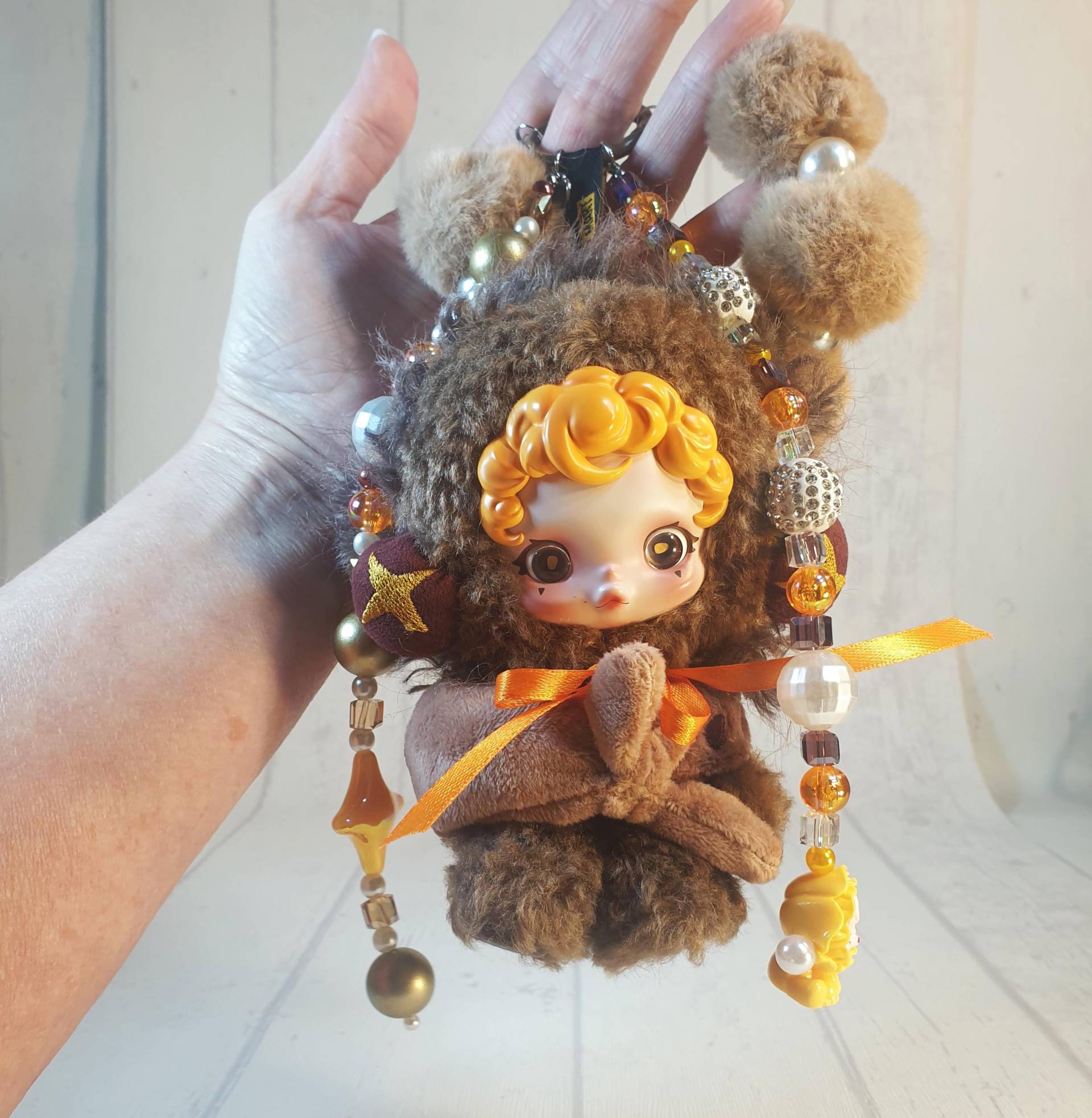 Handmade Plüsch Skullpanda "You Found Me" Taschenanhänger, Taschen Charm "Sneaky Chesnut" | 1 Made By Mimi von DRAGONSCALESbyMIMI