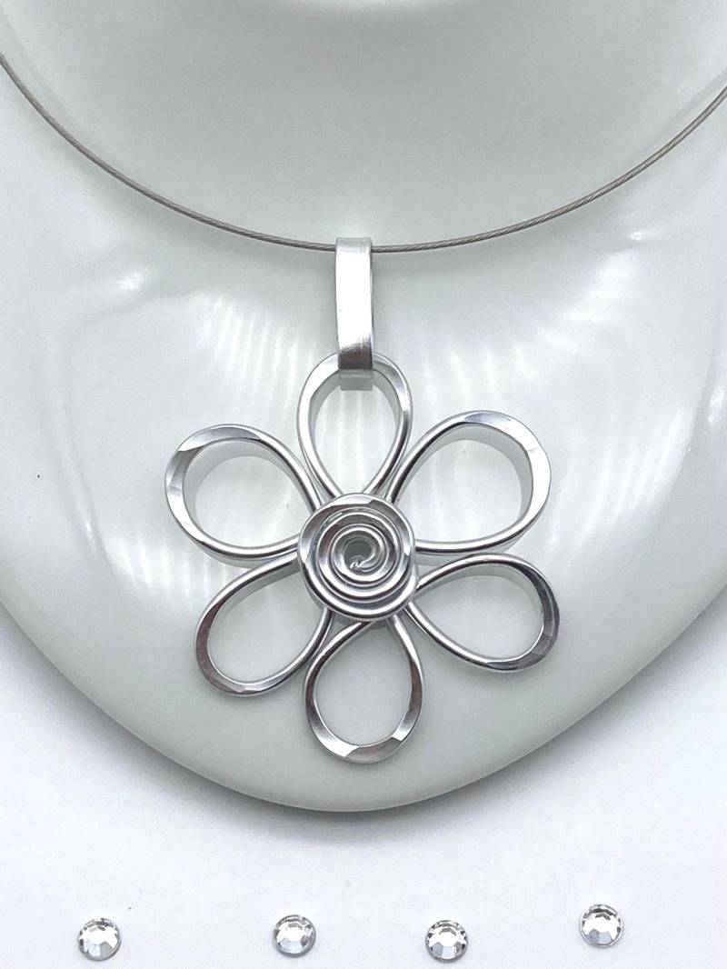 Blume Als Kettenanhänger Aus Aluminiumdraht/Silberfarben Gehämmert Floraler Schmuck Jede Ein Unikat Geschenkidee Blume Als Kettenanhänger Aus Aluminiumdraht/Silberfarben Gehämmert Floraler Schmuck Jede Ein Unikat Geschenkidee von DRAHTISTIN