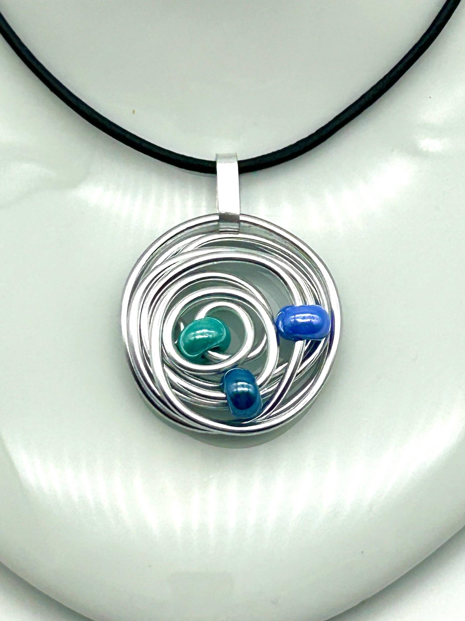 Edler Kettenanhänger Aus Aluminiumdraht Mit Glasperlen/Silberfarben Aqua Statement - Anhänger Geschenkidee Für Sie Einzelstück Edler Kettenanhänger Aus Aluminiumdraht Mit Glasperlen/Silberfarben Aqua Statement - Anhänger Geschenkidee Für Sie Einzelstück von DRAHTISTIN