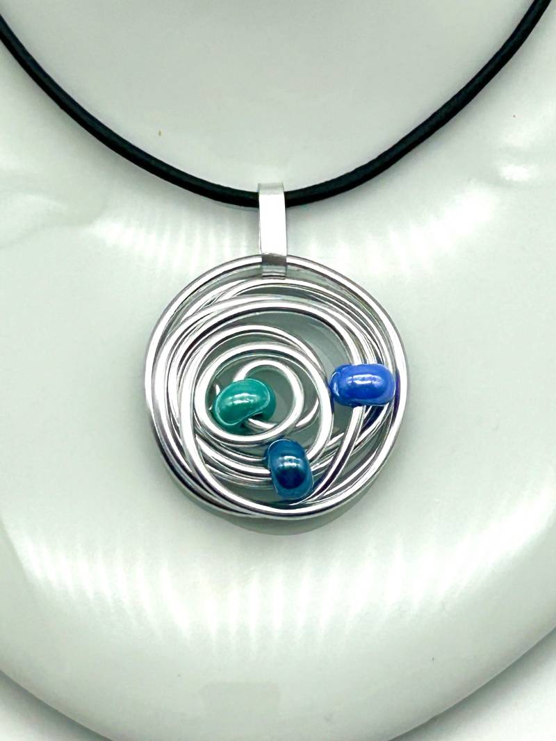 Edler Kettenanhänger Aus Aluminiumdraht Mit Glasperlen/Silberfarben Aqua Statement - Anhänger Geschenkidee Für Sie Einzelstück von DRAHTISTIN