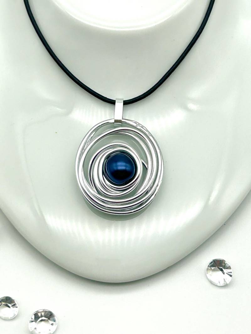 Edler Kettenanhänger Aus Aluminiumdraht Mit Perle/Silberfarben Nachtblau Statement - Anhänger Geschenkidee Für Sie Einzelstück Edler Kettenanhänger Aus Aluminiumdraht Mit Perle/Silberfarben Nachtblau Statement - Anhänger Geschenkidee Für Sie Einzelstück von DRAHTISTIN