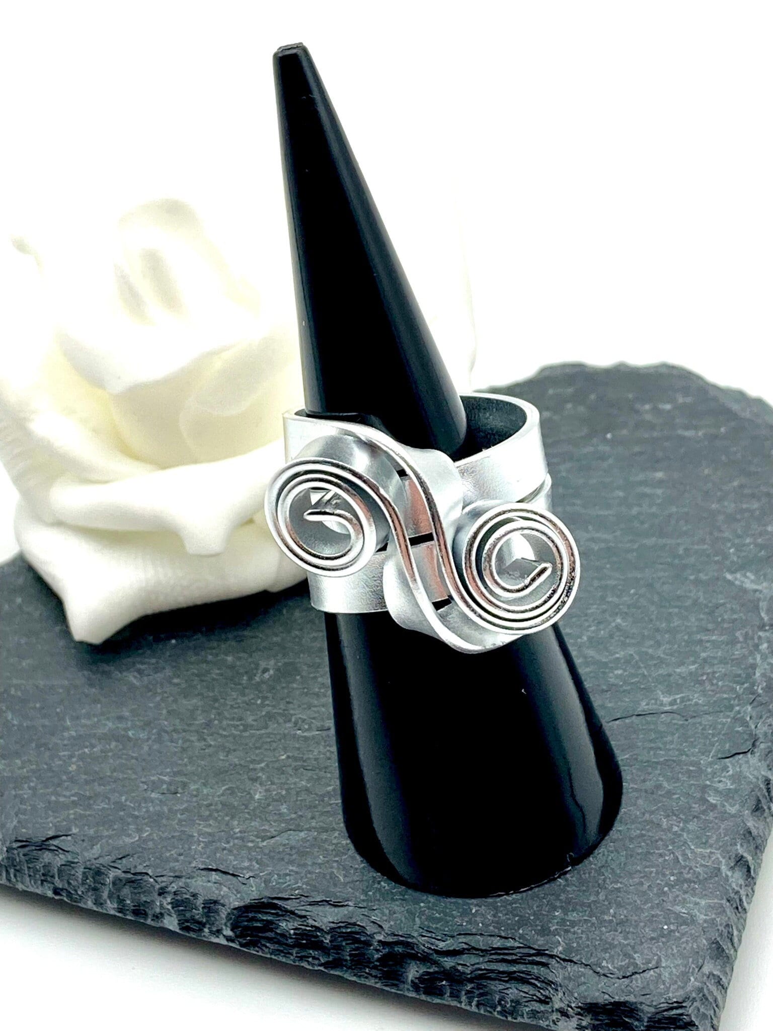 Edler Statement - Ring/Bandring Spiralring Aus Aluminium-Flachdraht Silberfarben Handgefertigtes Unikat Geschenkidee Edler Statement - Ring/Bandring Spiralring Aus Aluminium-Flachdraht Silberfarben Handgefertigtes Unikat Geschenkidee von DRAHTISTIN