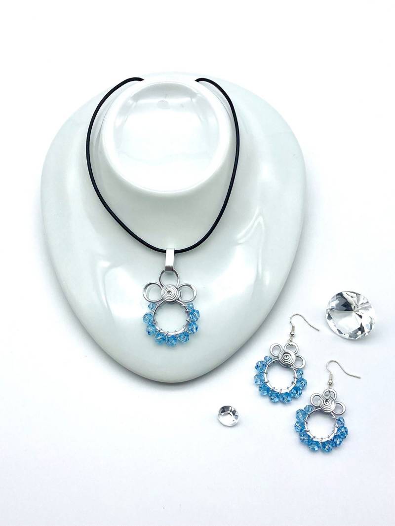 Edles Schmuckset Aus Silberfarbenem Aluminiumdraht/Blaue Perlen Kettenanhänger Und Ohrringe Statement Geschenkidee Einzelstück von DRAHTISTIN