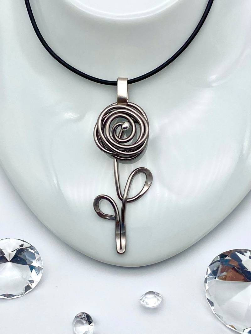 Rose - Kettenanhänger Aus Eloxiertem Aluminiumdraht/statement Anhänger Gehämmert Farbauswahl Jede Ein Einzelstück Geschenkidee Rose - Kettenanhänger Aus Eloxiertem Aluminiumdraht/statement Anhänger Gehämmert Farbauswahl Jede Ein Einzelstück Geschenkidee von DRAHTISTIN