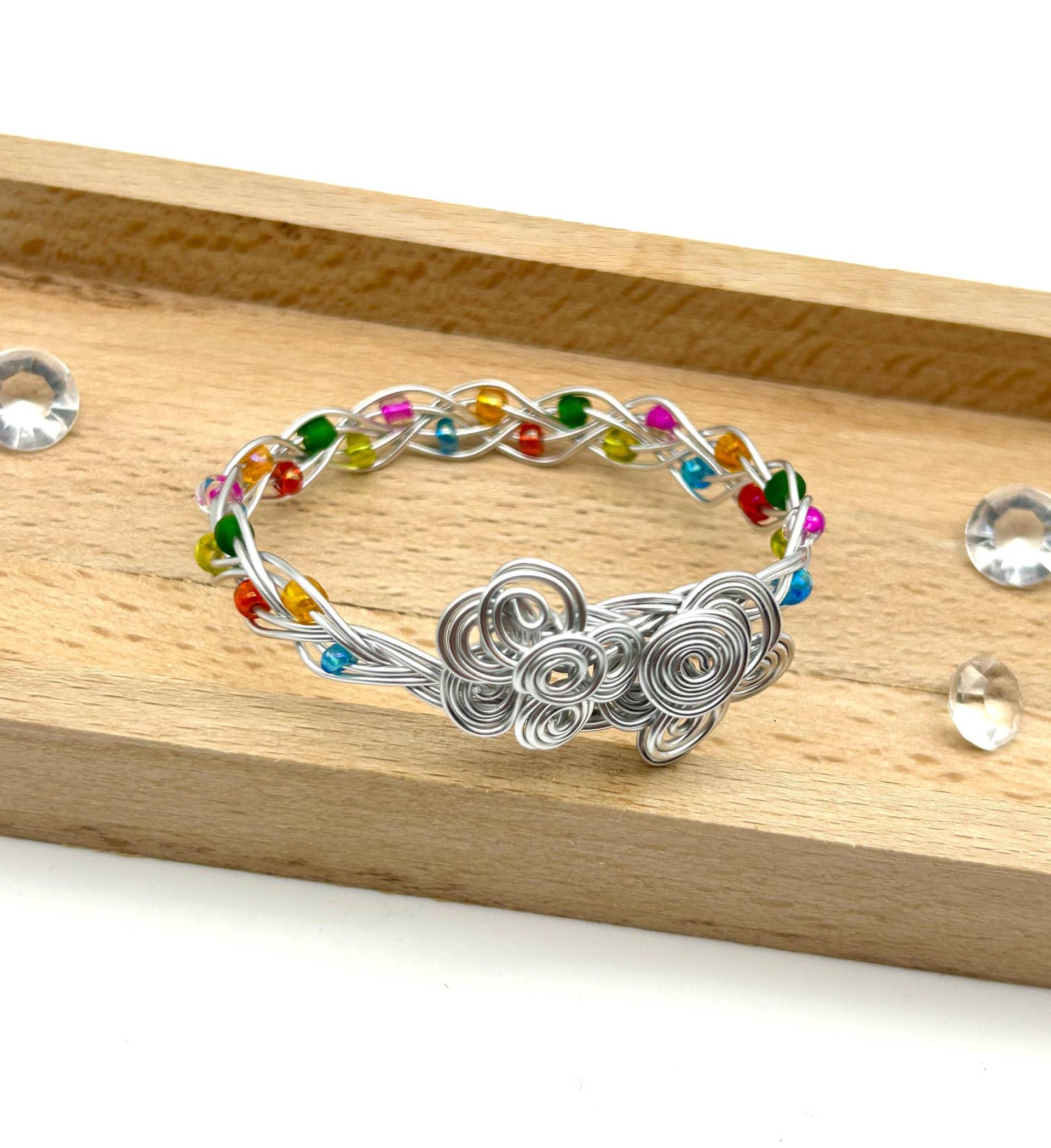 Sommerliches Armband Aus Aluminiumdraht/Silberfarben Bunte Perlen Biegearmband Flechtarmband Geschenkidee Einzelstück Sommerliches Armband Aus Aluminiumdraht/Silberfarben Bunte Perlen Biegearmband Flechtarmband Geschenkidee Einzelstück von DRAHTISTIN