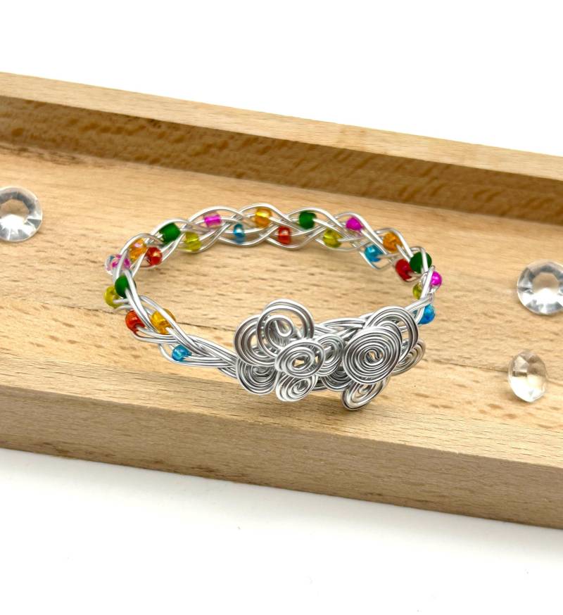 Sommerliches Armband Aus Aluminiumdraht/Silberfarben Bunte Perlen Biegearmband Flechtarmband Geschenkidee Einzelstück Sommerliches Armband Aus Aluminiumdraht/Silberfarben Bunte Perlen Biegearmband Flechtarmband Geschenkidee Einzelstück von DRAHTISTIN