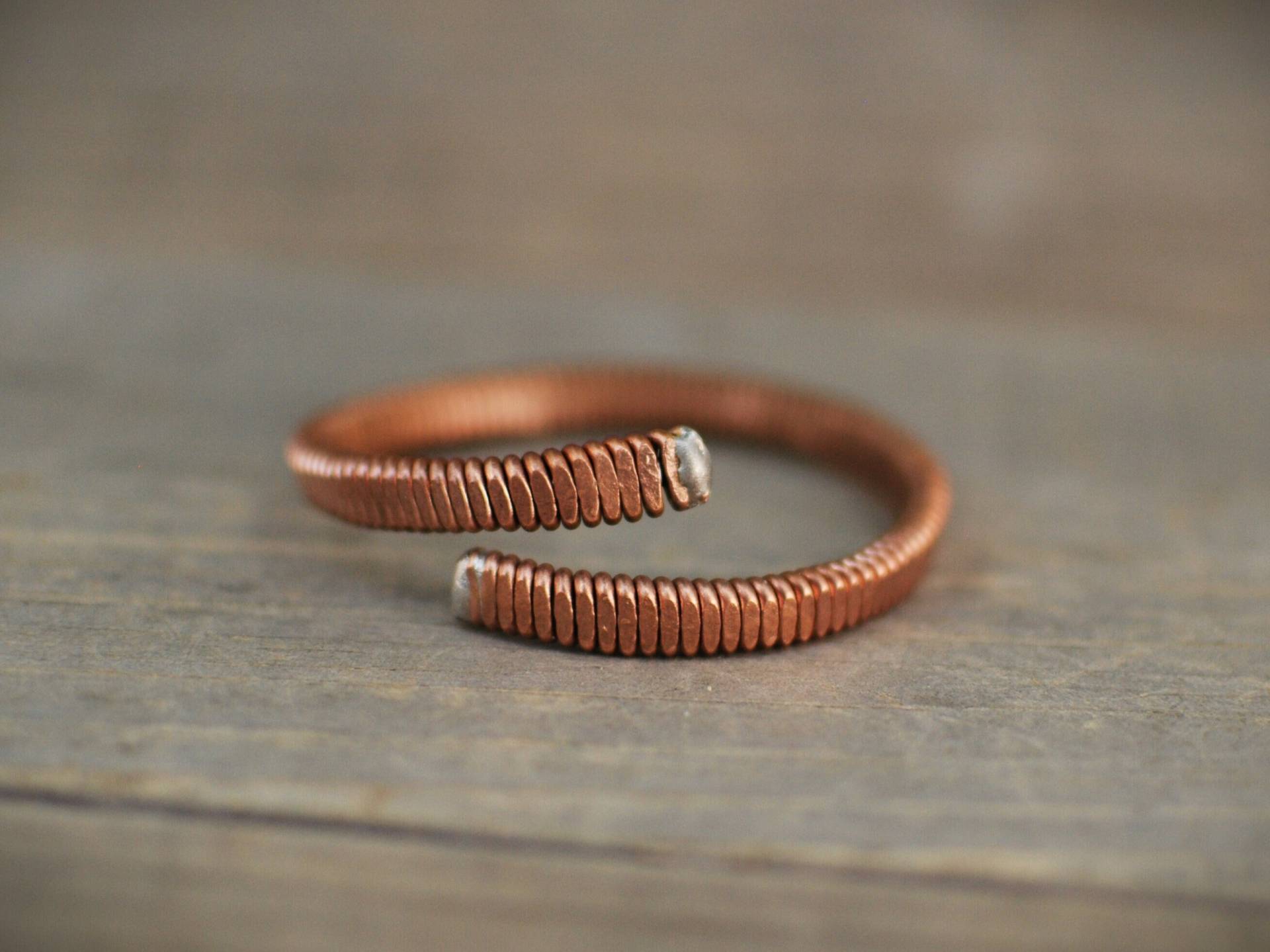 Recycled Piano String Cuff Armband Gehämmerter Kupfer Schmuck von DREMEWORKS