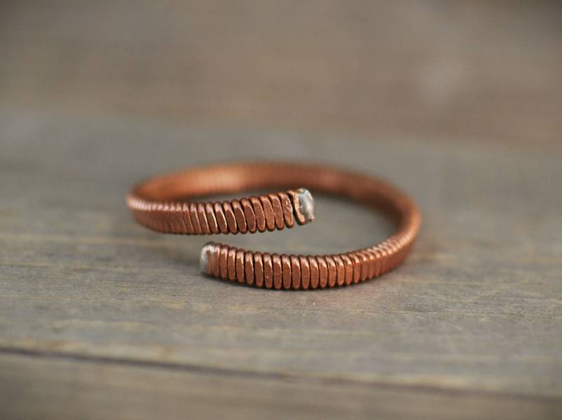 Recycled Piano String Cuff Armband Gehämmerter Kupfer Schmuck von DREMEWORKS