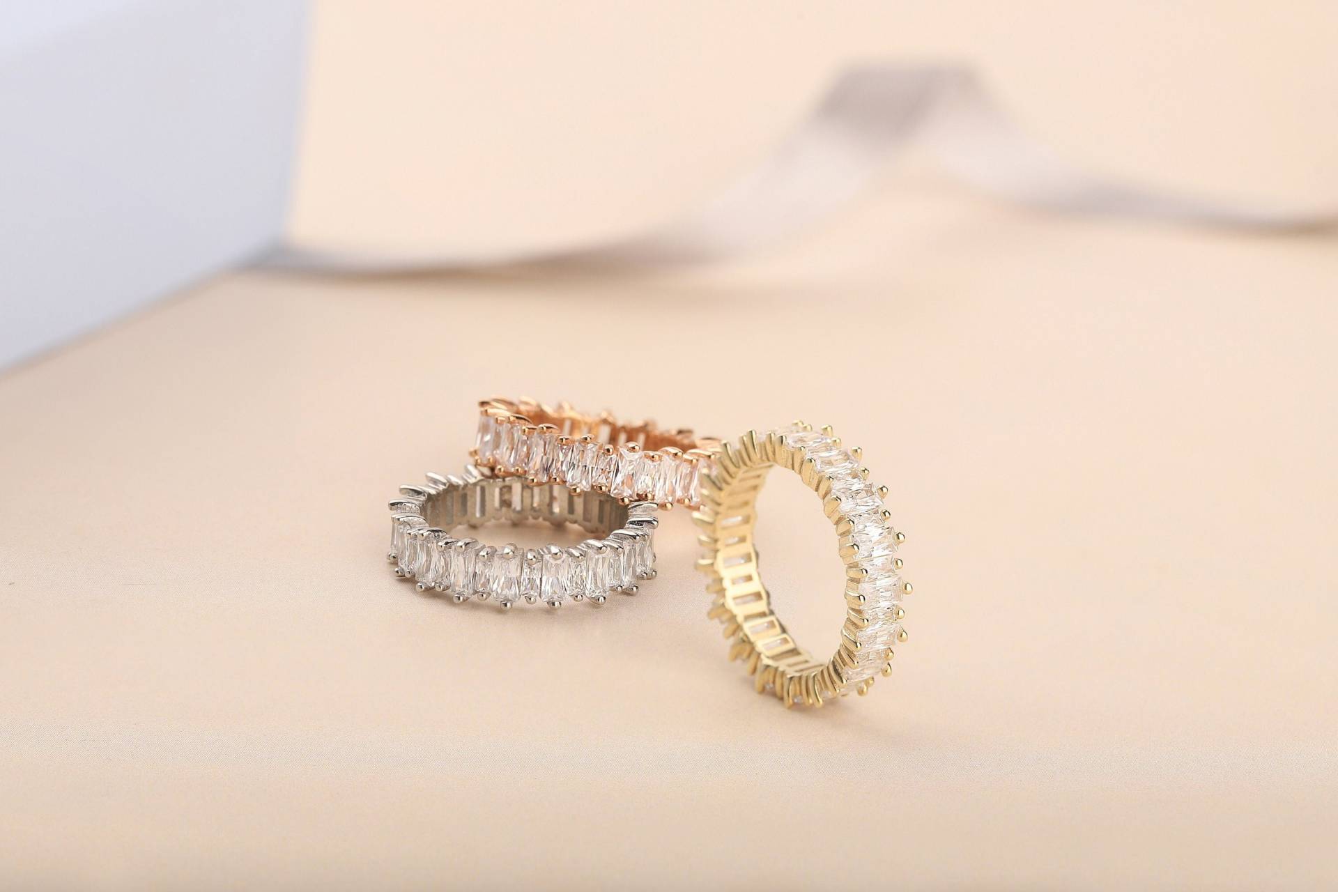 Zierliche 14K 18K Solid Gold Eternity Damen Ring Massiver Handgemachter Schmuck Personalisiert Weißgold Roségold Mama Mutter von DSJewelryUS