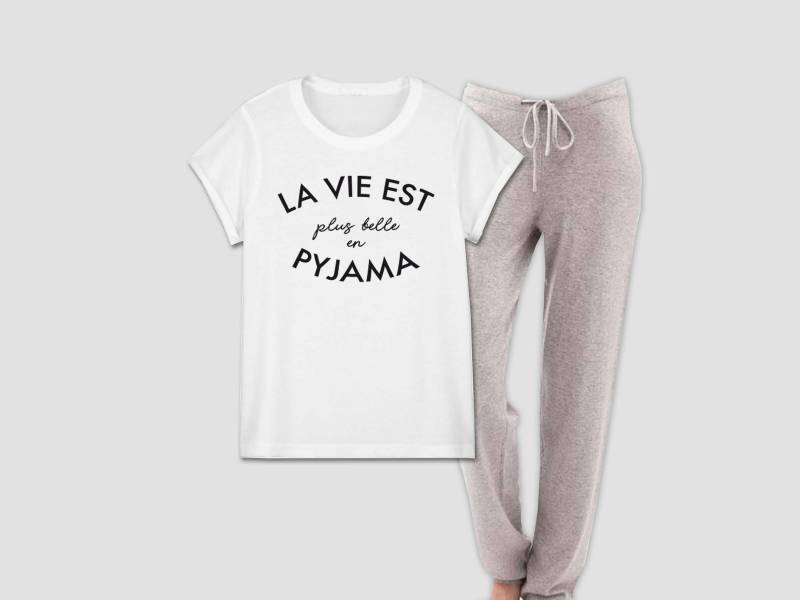 Das Leben Ist Schöner Im Pyjama, Weißem T-Shirt-Set Und Pantanlon Für Frauen von DSTNYcompagnie