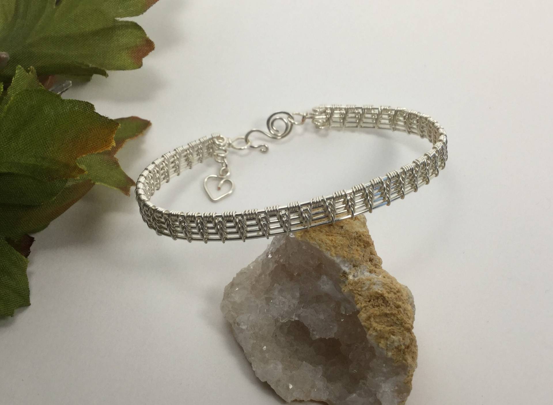 Silberdraht Gewickelt Feder Weave Armband Armreif Mit Karabinerverschluss Und Herz Anhänger Silberdraht Gewickelt Feder Weave Armband Armreif Mit Karabinerverschluss Und Herz Anhänger von DTCSouthwestDesigns