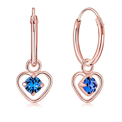 DTPsilver® KLEINE Creolen Ohrringe 925 Sterling Silber Rosen-Gold überzogen mit 3 mm Swarovski® Elements Kristall - Herzform - Mädchen - Dicke 1.2 mm - Durchmesser 12 mm - Farbe : Blauer Saphir von DTPsilver