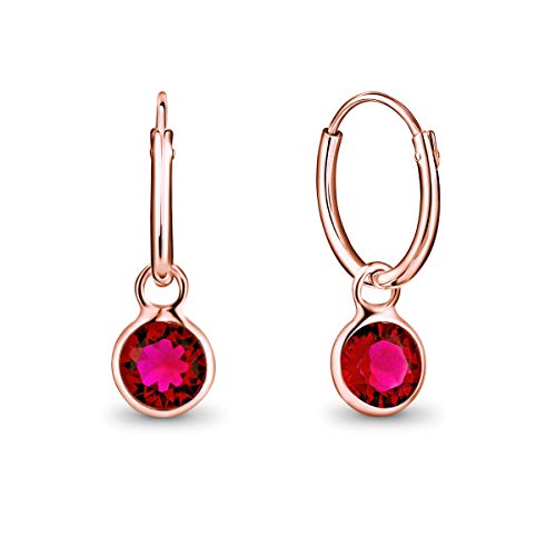 DTPsilver® KLEINE Creolen Ohrringe 925 Sterling Silber Rosen-Gold überzogen mit Swarovski® Elements Kristall Rund - Mädchen - Dicke 1.2 mm - Durchmesser 12 mm - Farbe : Rubin von DTPsilver