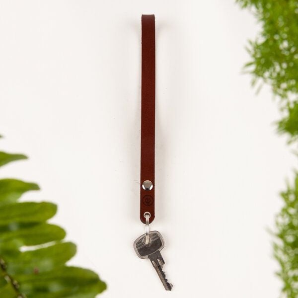 DUKTA Schlüsselanhänger lang aus vegetabil gegerbtem Leder DUKTA Schlüsselanhänger lang aus vegetabil gegerbtem Leder von DUKTA