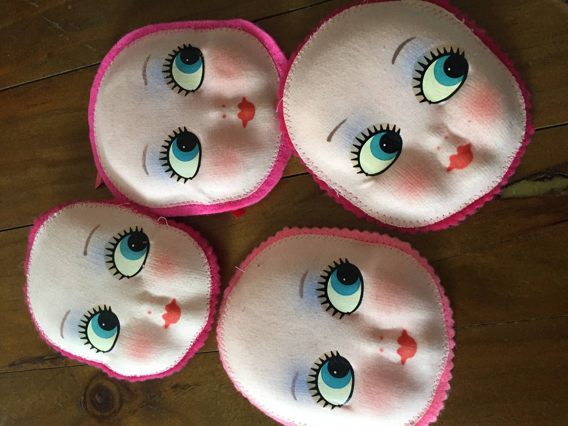 Dunkelrot Vintage Broschepuppengesicht Groß von DUNKELROTde