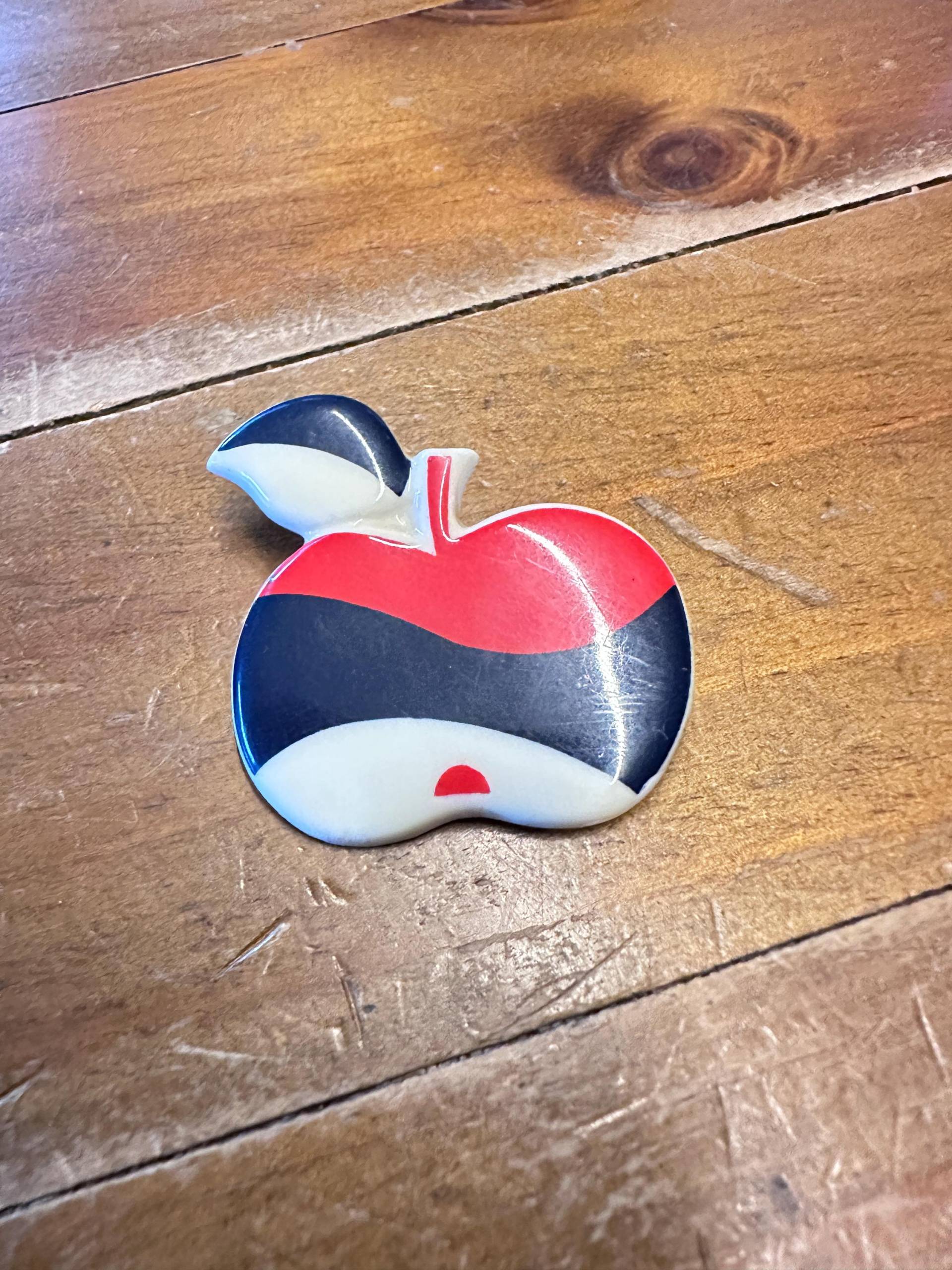 Eighties 80Er Apfelbrosche Wunderschön, Kunststoff von DUNKELROTde