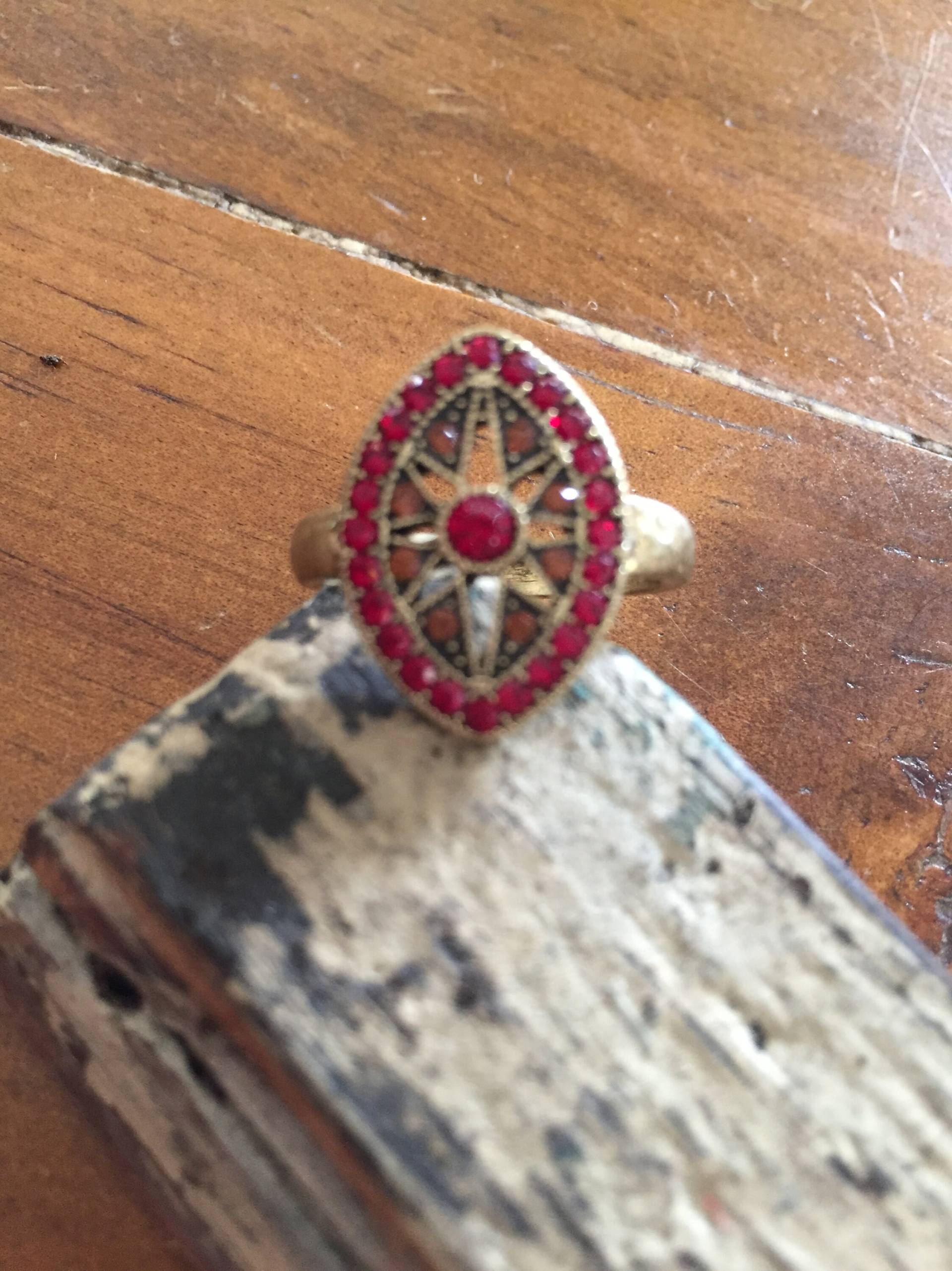 Modeschmuckring Rubin Navette Glitzer 18, 5 von DUNKELROTde