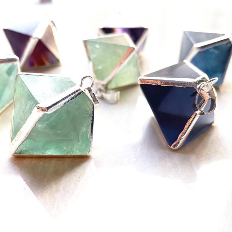 Große Schöne Fluorit Halskette, Regenbogen Stein Würfel Anhänger Mit Silber Vergoldet Bails Fs02_3 von DUODUOJEWELRY