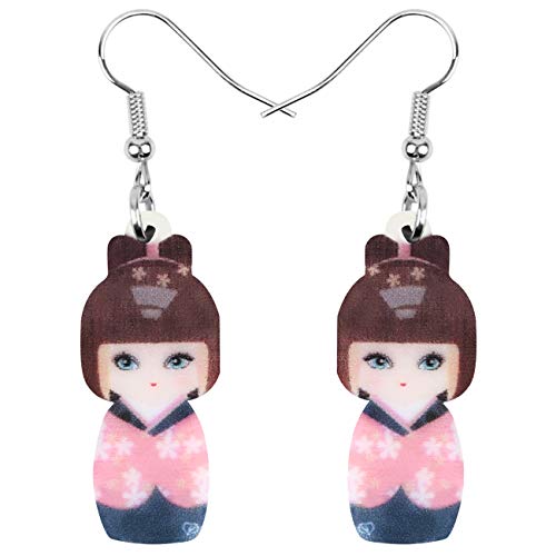 DUOWEI Acryl Anime Cute Japanisch Stil Kimono Puppe Ohrringe Charms Dangle Schmuck Geschenke für Damen Frauen Teenager Mädchen (Braun) von DUOWEI