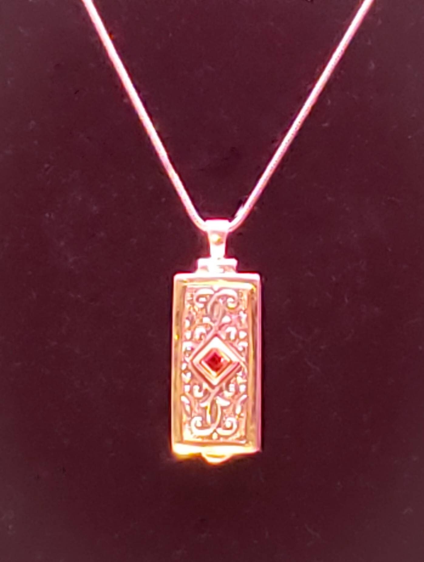 Anatole Sterling Silber Medaillon Anatole Sterling Silber Medaillon von DVDESIGNSJEWELRY