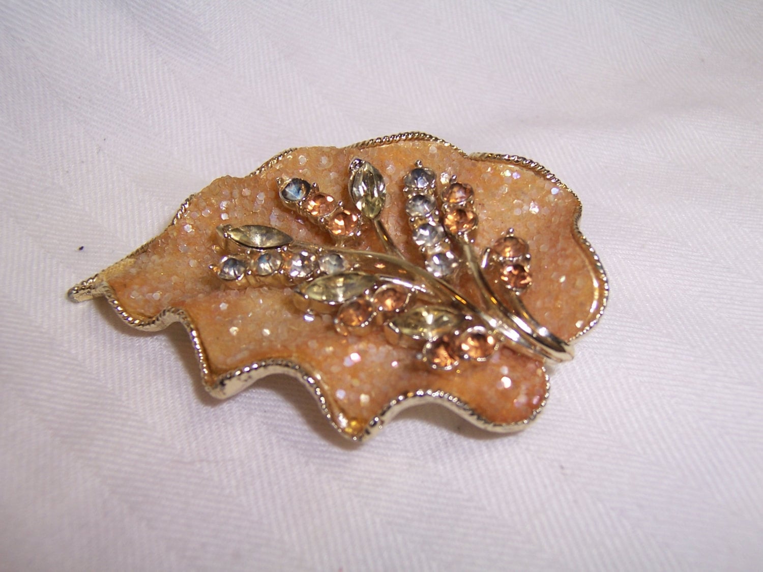 Vintage Brosche Signiert Coro 1960Er Jahre Goldton Bernstein Weiß Kristalle Frosted Texture von DVDESIGNSJEWELRY