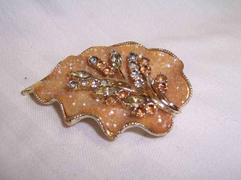 Vintage Brosche Signiert Coro 1960Er Jahre Goldton Bernstein Weiß Kristalle Frosted Texture von DVDESIGNSJEWELRY