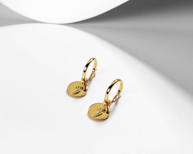 Geburtsmonat Blumen Ohrringe Gold Münze Sterling Silber Huggie Creolen von DVNEJewelryCO