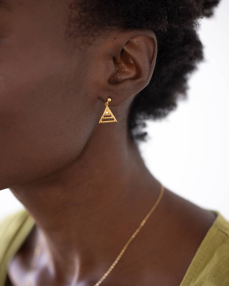 Vergoldetes Sterlingsilber Dreieck Cz Ohrringe von DVNEJewelryCO