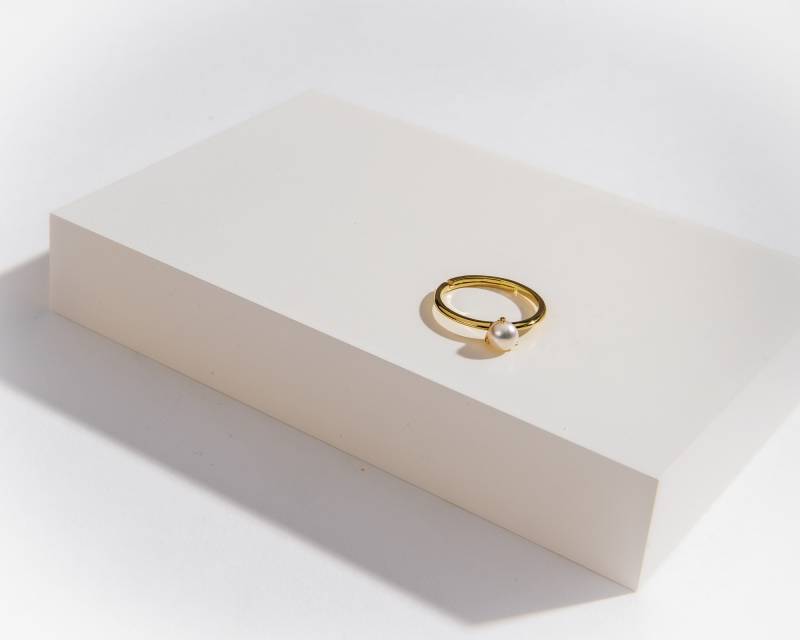 Zierlicher Perlenring 18K Gold Vermeil Einstellbar Solitaire von DVNEJewelryCO