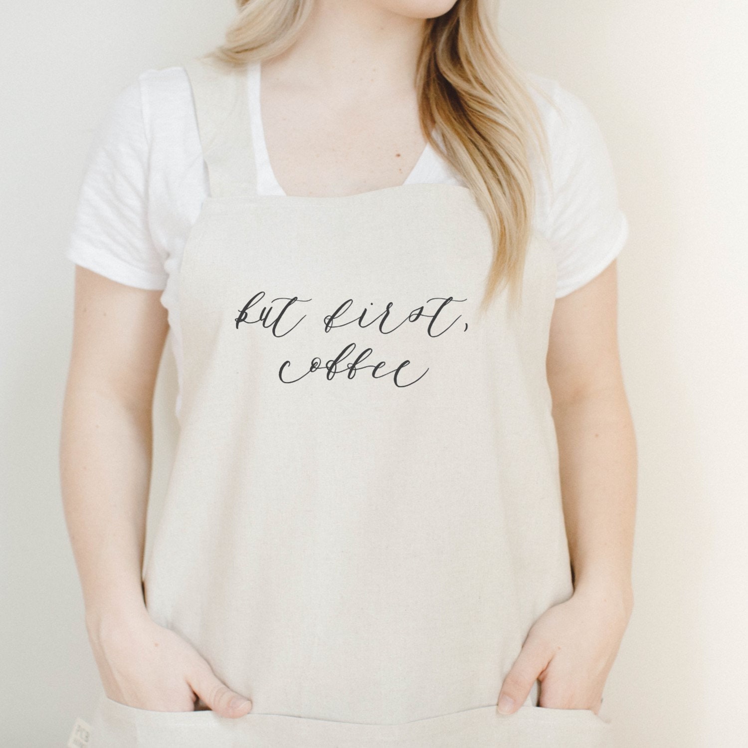 Schürze - Coffee First, Geschenk, Einweihungsgeschenk, Küchendeko, Geschenk Für Mama, Mama Schürze - Coffee First, Geschenk, Einweihungsgeschenk, Küchendeko, Geschenk Für Mama, Mama von DWELLhomeshoppe