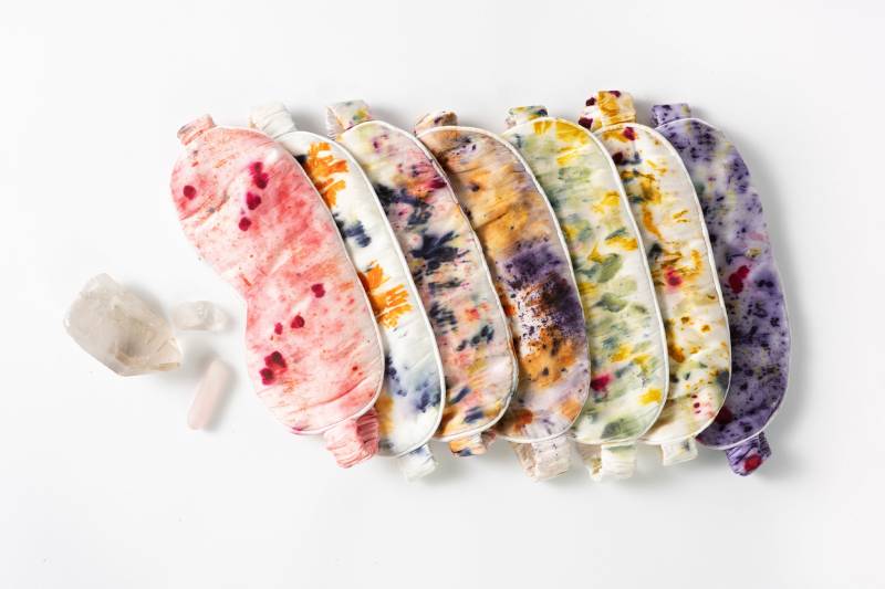 Abstrakte Botanisch Gefärbte Seidenschlafmaske von DYEKWEEN