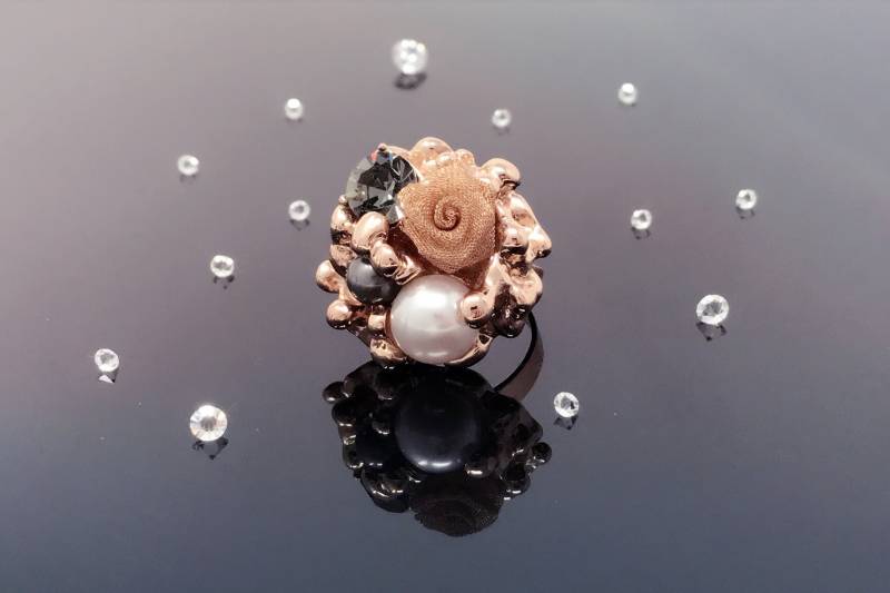 Exquisiter Blumenring Mit Simulierter Perle Exquisiter Blumenring Mit Simulierter Perle von DZTribeca