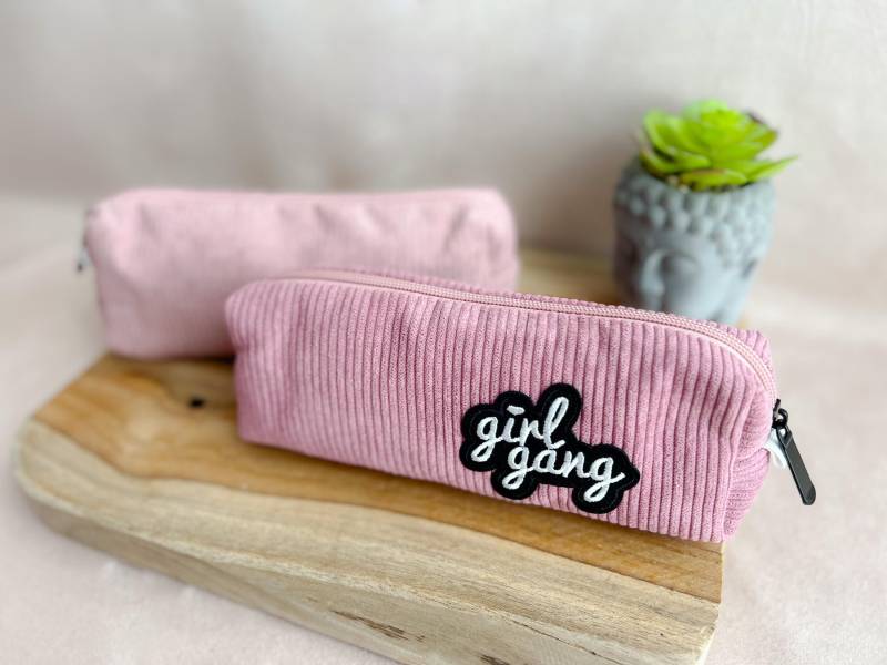 Personalisierbare Cord-Tasche Mit Statement-Patch | Kosmetiktasche Aufbewahrungstäschchen Mäppchen Schulmäppchen Faulenzermäppchen von DaLaLama