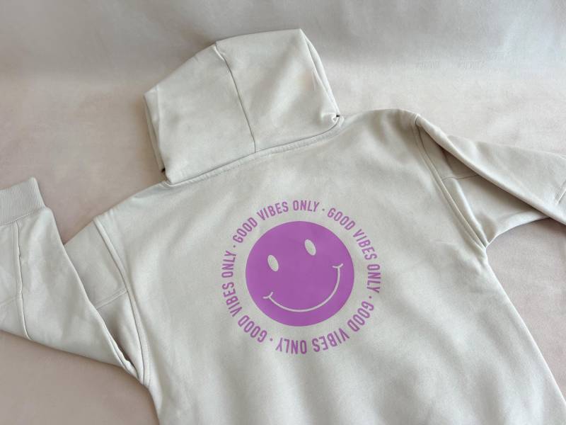 Statement-Hoodie Für Kinder "Good Vibes Only' | Hoodie Mit Statement Und Smiley Kinder-Pullover Aufdruck in Helle Beere von DaLaLama