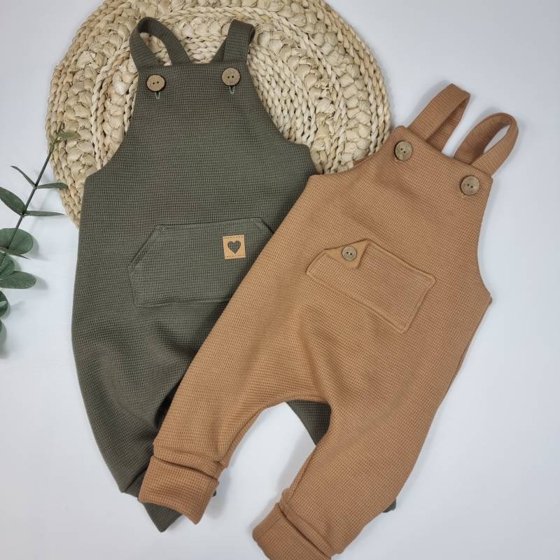Latzhose Für Baby Und Kinder, Mitwachshose, Waffeljersey, Genderneutral, Babystrampler, Verschiedene Größen von DaLeAnncreative
