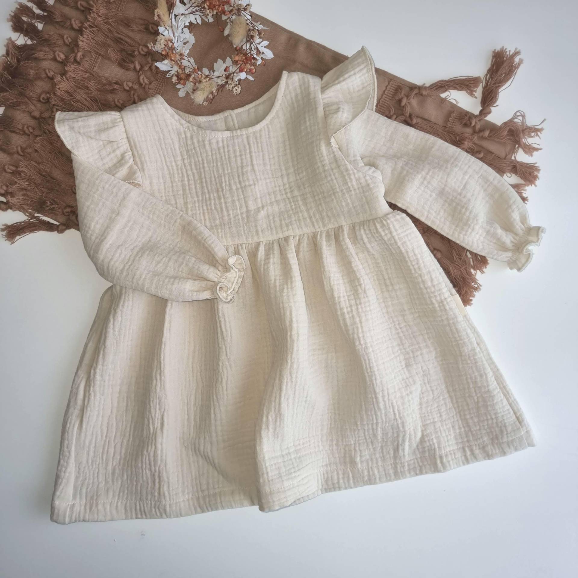 Musselinkleid Baby Langärmlig- Weiß Und Ecru - Taufkleid Mit Rüsche Festliches Kleid Für Mädchen Geschenk von DaLeAnncreative