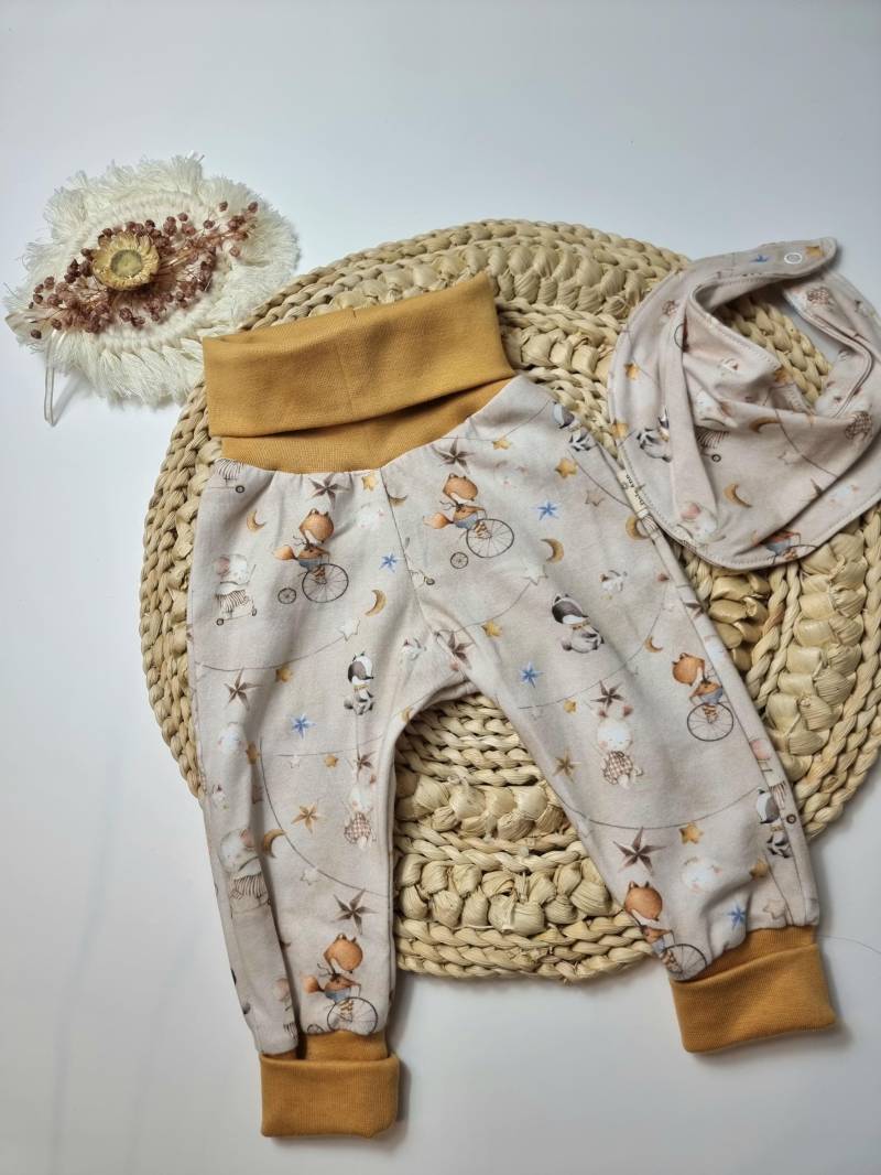 Pumphose Größ 68 - Hose Und Halstuch "Zirkus" Aus Jersey Unisex Mitwachshose Geschenk Zur Geburt, Erstlingshose von DaLeAnncreative