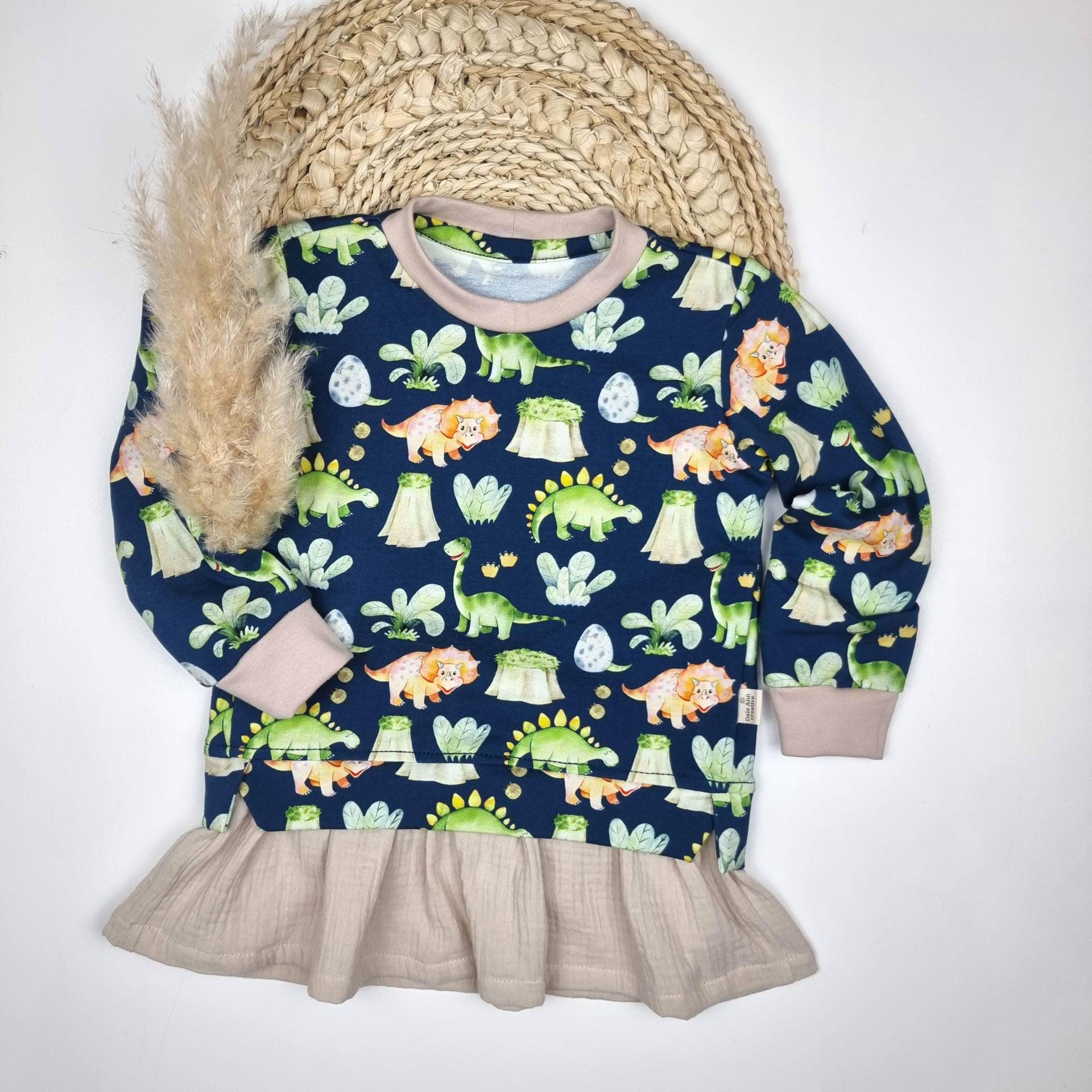 Sweater Größe 104, Dino, Mädchen Pullover, Mit Volant von DaLeAnncreative