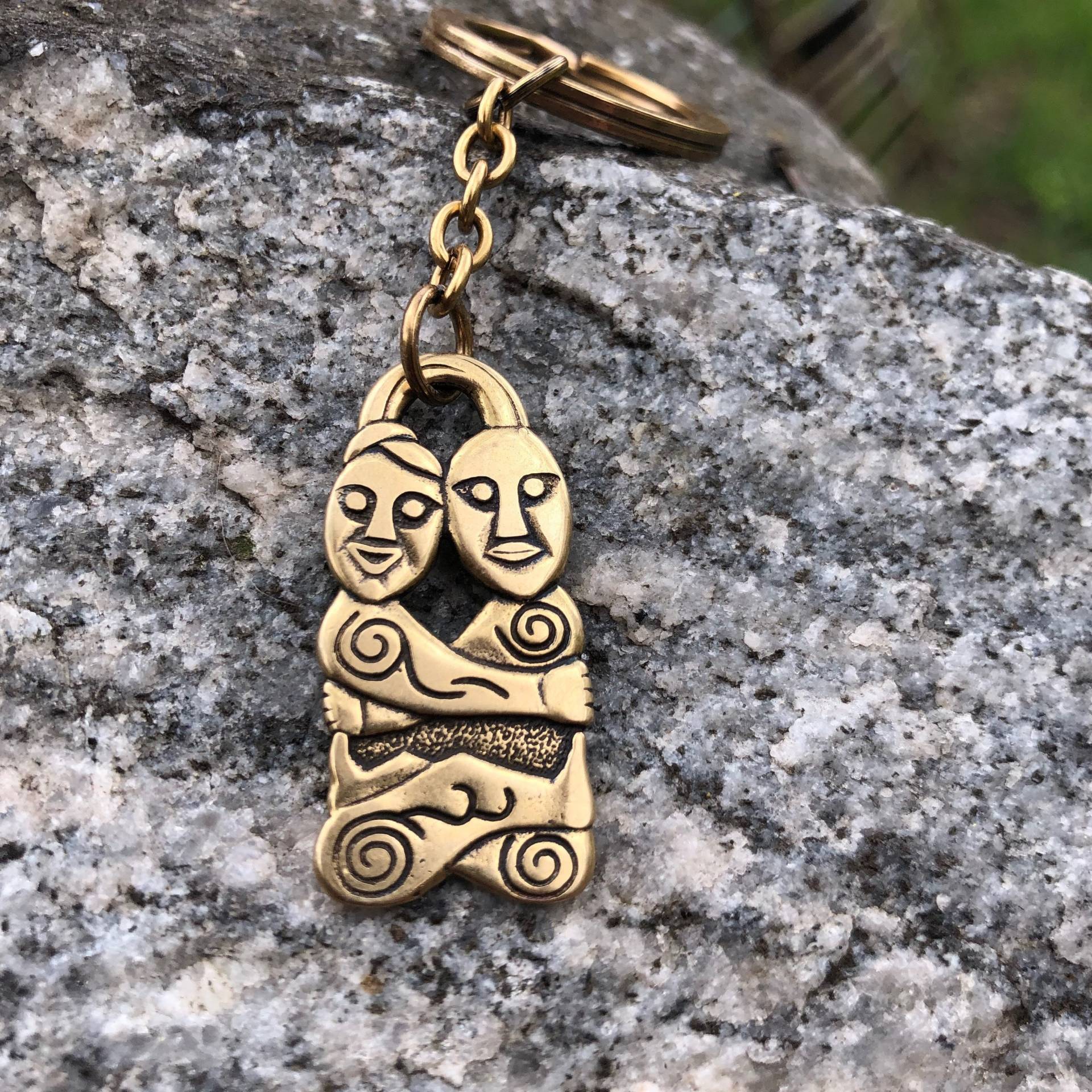 Liebe Schlüsselbund. Paar in Amulett. Liebes-Talisman Liebevolles Geschenk. Liebende Umarmung Liebe Schlüsselbund. Paar in Amulett. Liebes-Talisman Liebevolles Geschenk. Liebende Umarmung von DaLeeShop
