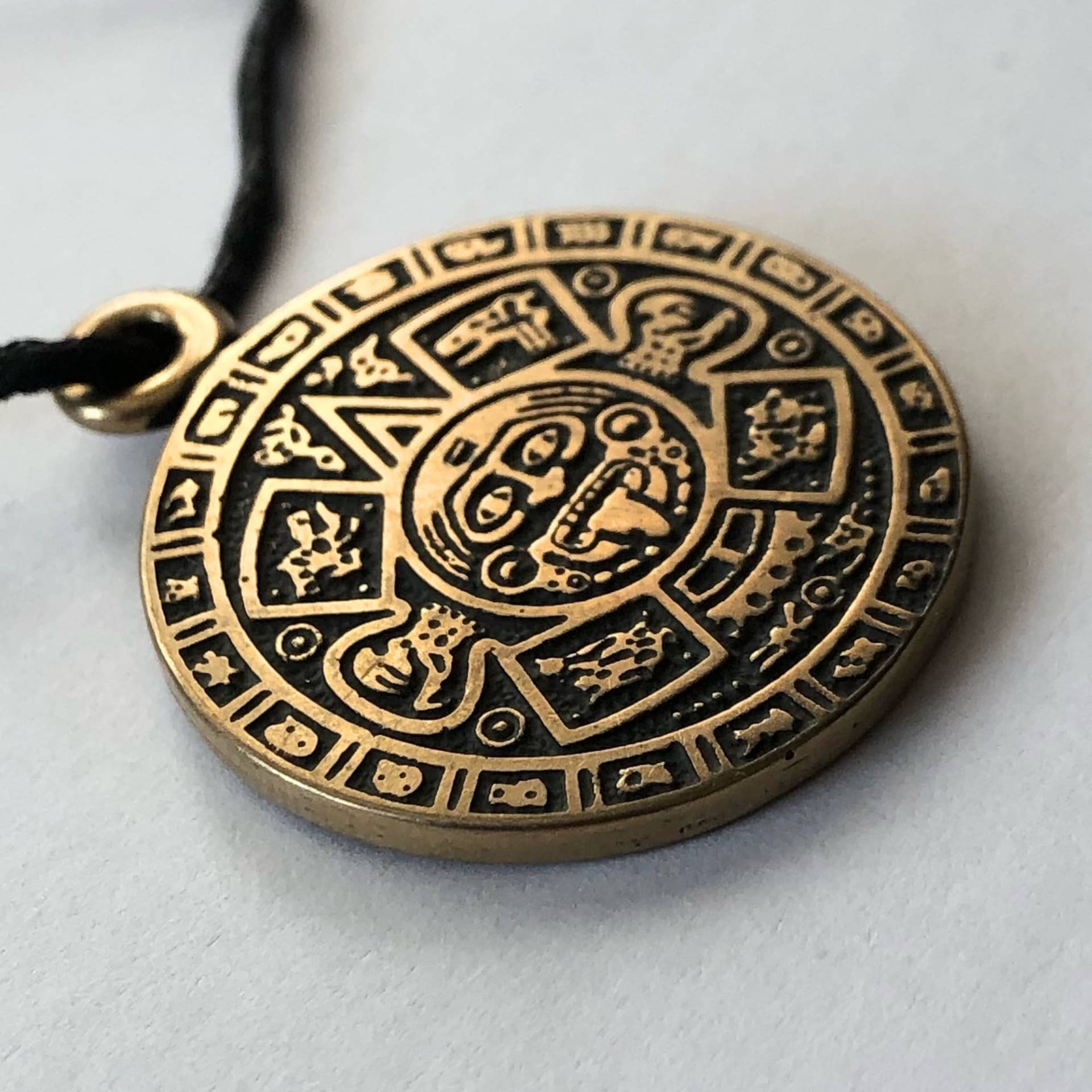 Maya Azteken Kalender Schlüsselanhänger/Halskette Medaillon. Stein-Sonnenkalender Maya Azteken Kalender Schlüsselanhänger/Halskette Medaillon. Stein-Sonnenkalender von DaLeeShop