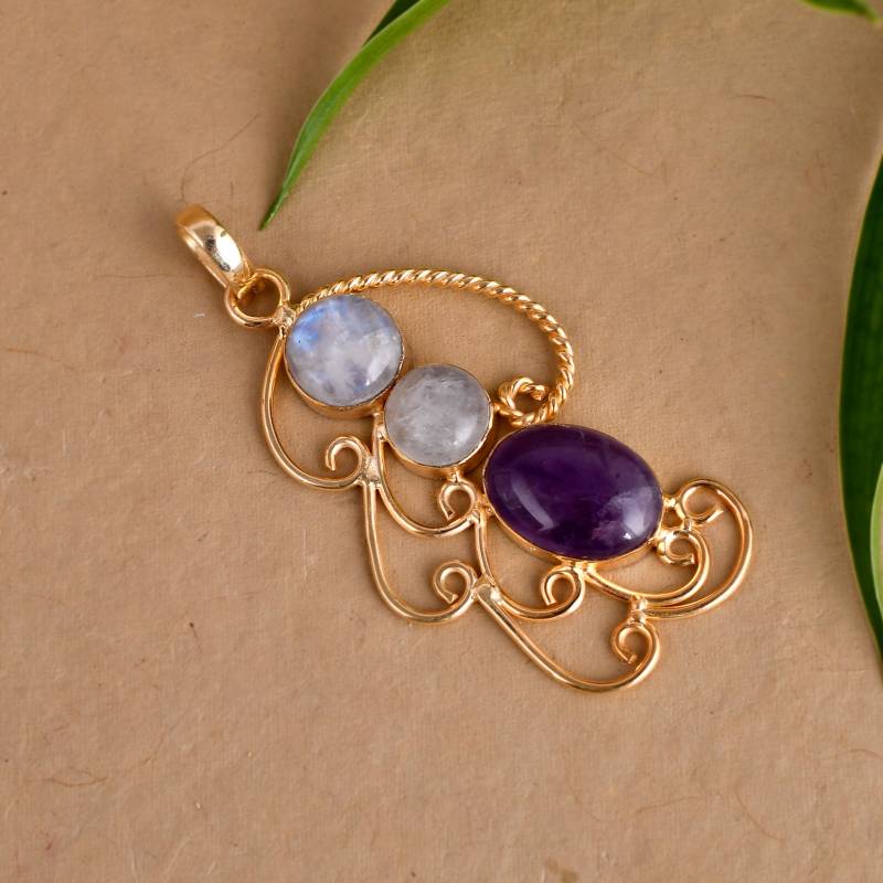 Amethyst Oval Edelstein Anhänger, Gedrehter Draht Einzigartiger Designer Juni Geburtsstein Handgefertigter Messing Vergoldet von Daanijewels