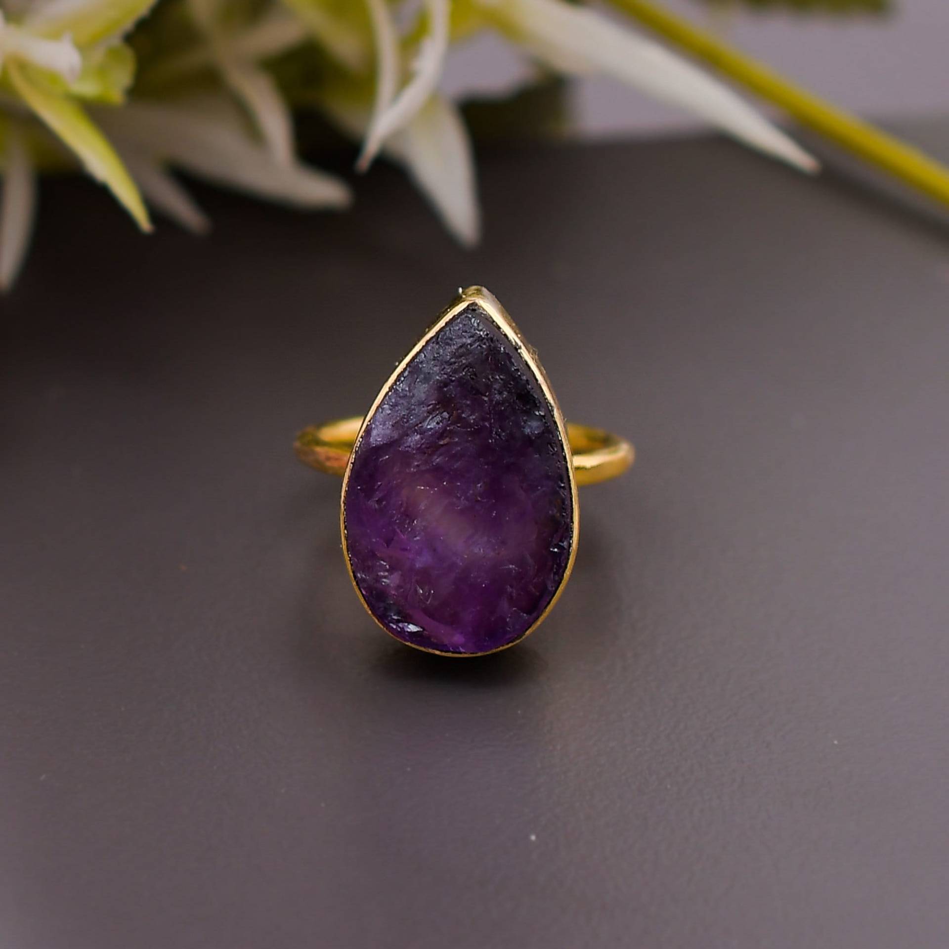 Amethyst Ring, Rohstein Pear Form Everyday Wear Geburtstag Geschenk 18K Vergoldet Frauen Ehering, Unikat von Daanijewels