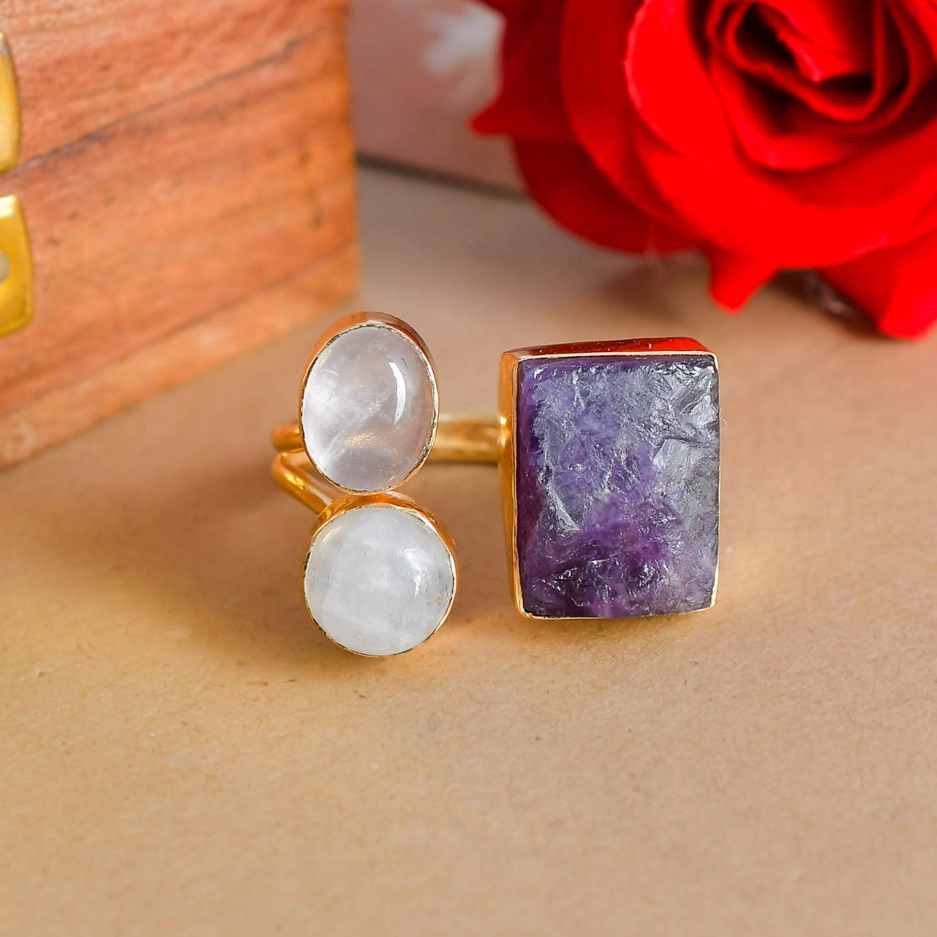 Echter Amethyst Ring, Drei Stein Verstellbarer Rosenquarz Regenbogen Mondstein Verlobungsring, Statement Unikat Echter Amethyst Ring, Drei Stein Verstellbarer Rosenquarz Regenbogen Mondstein Verlobungsring, Statement Unikat von Daanijewels