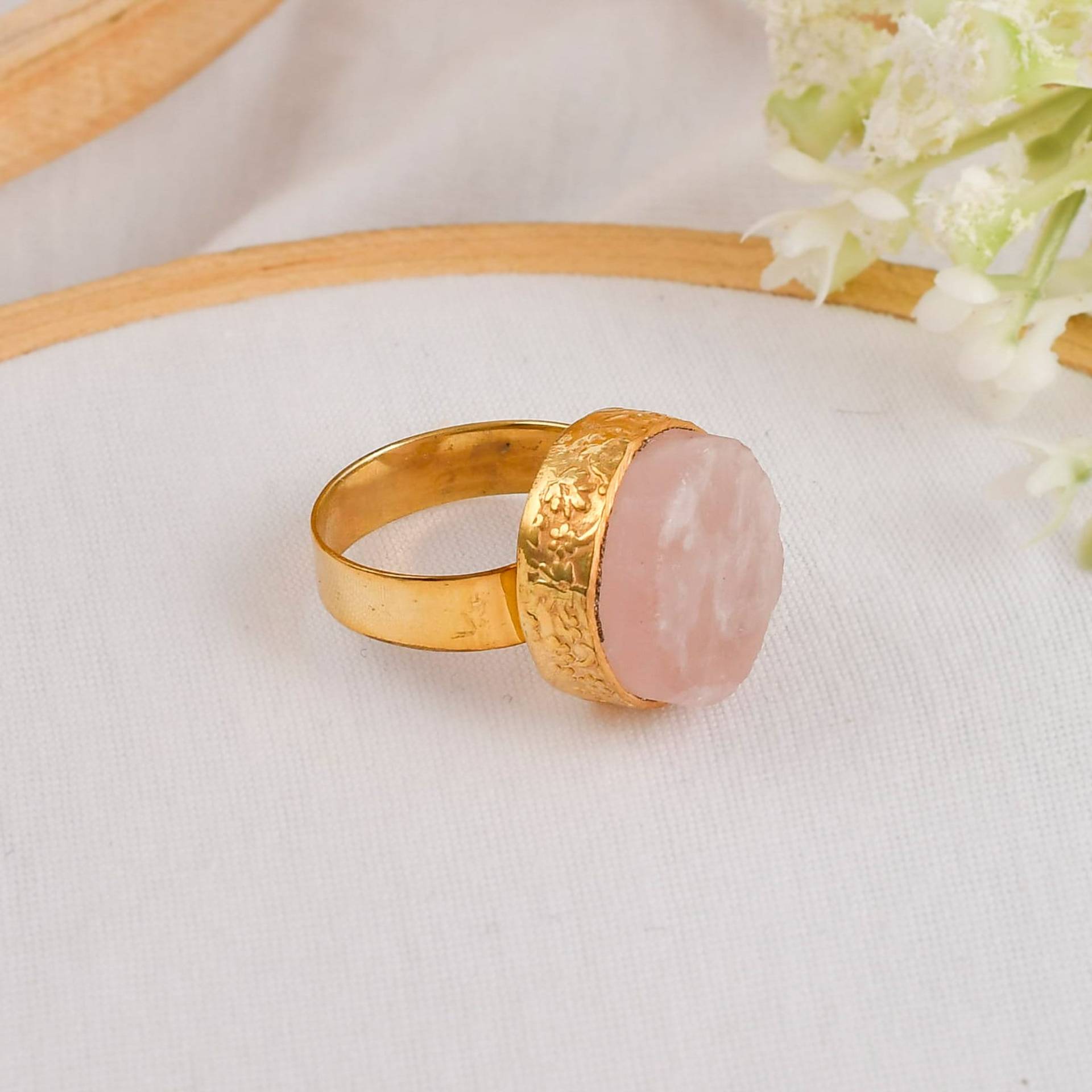 Einfacher Textur Ring, Roher Rosenquarz Runder Edelstein Meditation Schmuck, 18K Vergoldeter Statement Verlobungsring von Daanijewels