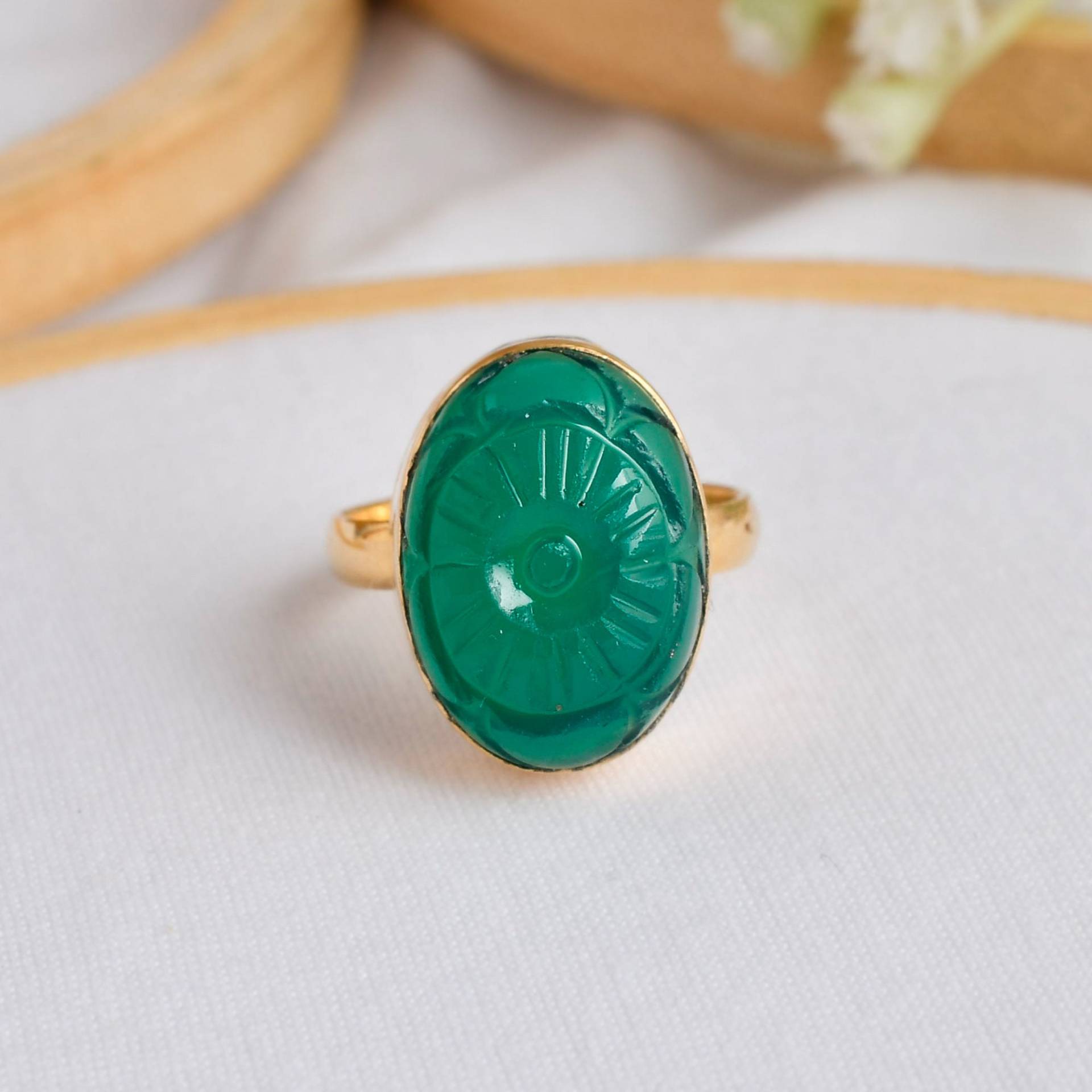 Grüner Onyx Ring, Schnitzstein Lünette Set Handgefertigter Edelstein Geschenk Für Frauen, Geschnitzter Neuer Statement Ring von Daanijewels